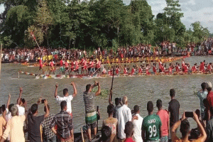 উৎসবমুখর পরিবেশ আর মানুষের উচ্ছ্বাসে বিয়ানীবাজারে নৌকাবাইচ সম্পন্ন