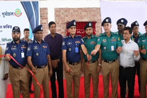 সাত মাস পর নতুন পোশাকে দায়িত্ব শুরু পুলিশের