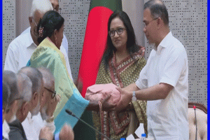 প্রধানমন্ত্রীকে চা-পাতা উপহার দিলেন শ্রীমঙ্গলের চা শ্রমিক সন্তুকী রায়
