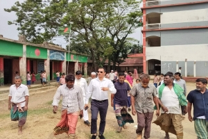 মধ্যনগরে প্রাথমিক শিক্ষার বেহাল চিত্র দেখলেন এমপি কামরুল