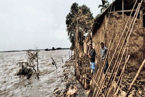 সুনামগঞ্জের হাওড়ে ঢেউয়ের তাণ্ডব,বাসিন্দাদের ভিটে রক্ষায় লড়াই
