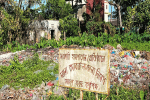 কমলগঞ্জে ‘ময়লা ফেলা নিষেধ’ সাইনবোর্ডের পাশেই ময়লার ভাগাড়