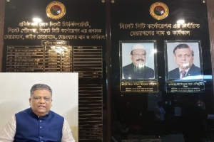 সিসিকের মেয়রের বোর্ড থেকে আনোয়ারুজ্জামানের ছবি উধাও