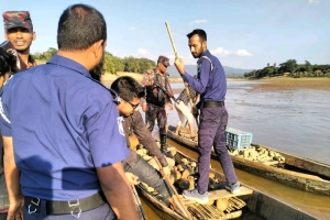 কানাইঘাটে ৬টি বারকি নৌকা গুড়িয়ে দিল প্রশাসন