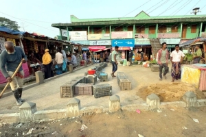 মৌলভীবাজারে ইজারাকৃত জায়গা দখল করে ভ্রাম্যমাণ দোকান