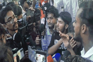 শাহবাগ মোড় থেকে অবরোধকারীদের ছত্রভঙ্গ করে দিল পুলিশ