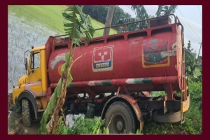 তেল দিতে এসে রাজনগরে খাদে তেলবাহী গাড়ি