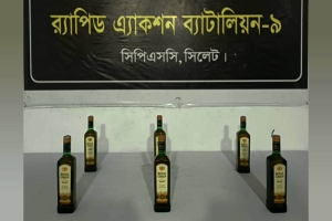​জৈন্তাপুরে যাত্রীবাহী বাসে তল্লাশি চালিয়ে বিদেশি মদসহ যুবক গ্রেপ্তার