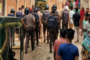 বকেয়া বেতনের দাবিতে শ্রমিক বিক্ষোভ ও ভাঙচুর: পুলিশসহ আহত ২১