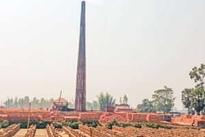 মৌলভীবাজারে ৪৫টি ইটভাটার সবকটিই অবৈধ: গিলে খাচ্ছে ফসলি জমির মাটি