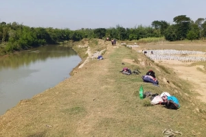 মৌলভীবাজারে ধলাই নদীর বাঁধ রক্ষার কাজের পাশেই অবৈধ বালু উত্তোলন