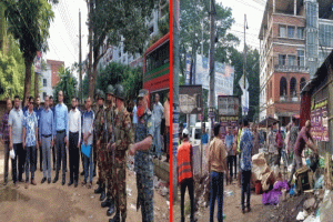 মৌলভীবাজারে শাহ মোস্তফা রোডে অবৈধ স্থাপনা উচ্ছেদে অভিযান