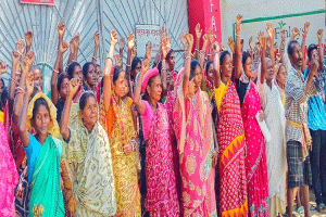 মজুরি বৈষম্যের প্রতিবাদে শ্রীমঙ্গলে অস্থায়ী চা শ্রমিকদের সমাবেশ