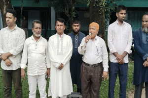 স্কুলে ফোন ব্যবহার করলেই বহিষ্কার, সুনামগঞ্জে বিদ্যালয় প্রধানের ঘোষণা