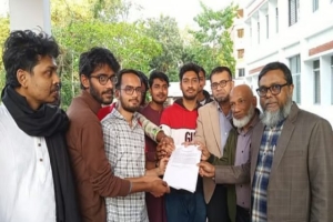 অঙ্গীকারনামা প্রত্যাখ্যান করে নির্ধারিত তারিখে শাকসু নির্বাচনের দাবিতে স্মারকলিপি