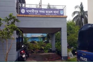 থানার গ্রিল ভেঙে পালালেন আটক নারী