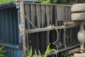 ওসমানীনগরে সড়ক দুর্ঘটনা, কাভার্ডভ্যান উল্টে চালক–হেলপার আহত