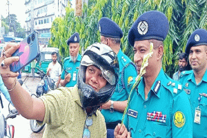 সড়কে শৃঙ্খলা ফেরাতে চালকদের ফুলেল শুভেচ্ছা এসএমপি কমিশনারের