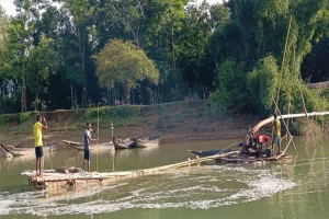 জৈন্তাপুরে বড়গাং নদীতে বোমা মেশিন দিয়ে বালু-পাথর উত্তোলন