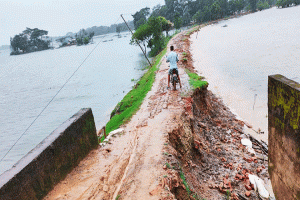 মধ্যনগরে এক সড়কে দুর্ভোগ লাখো মানুষের