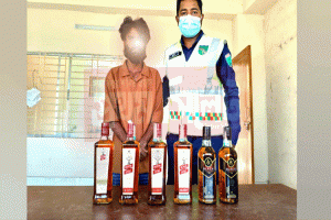 জৈন্তাপুরে হাইওয়ে পুলিশের অভিযানে ভারতীয় মদসহ যুবক আটক