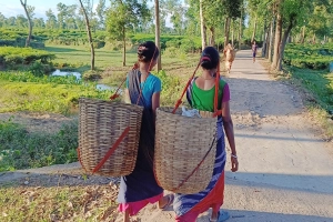 চা বাগানের মায়েদের জীবনে ‘মা দিবস’ মানেই হাড়ভাঙা খাটুনি
