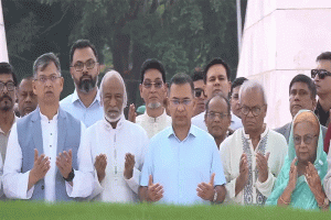 জিয়াউর রহমান ও খালেদা জিয়ার সমাধিতে: প্রধানমন্ত্রীর শ্রদ্ধা