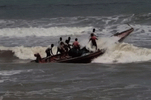 বঙ্গোপসাগরে ট্রলারডুবিতে ২ জেলের মরদেহ উদ্ধার, নিখোঁজ ২