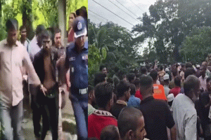 সুনামগঞ্জে ডোবা থেকে ফায়ার সার্ভিসের সহায়তায় মাদক কারবারি আটক