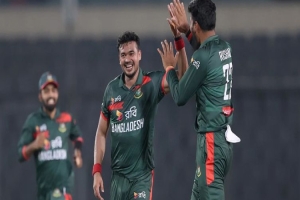 ১৩ রানে ৩ উইকেট হারিয়ে কোণঠাসা পাকিস্তান