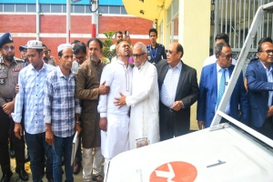 ইরান-ইসরায়েল যুদ্ধে নিহত প্রবাসীর লাশ বাড়িতে নিয়ে গেলেন প্রবাসী কল্যাণ মন্ত্রী