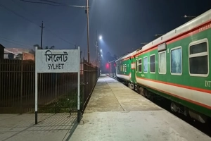 সিলেটে ট্রেনের টিকিট কাটতে চরম ভোগান্তি