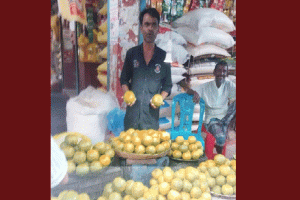 নবীগঞ্জের বাজারে বিক্রি হচ্ছে পাহাড়ি অঞ্চলে উৎপাদিত সাতকরা