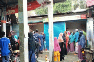 বাগবাড়িতে টিসিবি ডিলারের স্বেচ্ছাচারিতা ও অনিয়ম