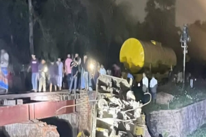 মাধবপুরে তেলবাহী ট্রেন লাইনচ্যুত, সিলেটের সঙ্গে রেল যোগাযোগ বন্ধ