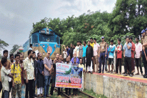 ৮ দাবিতে শ্রীমঙ্গলে ট্রেন আটকে অবরোধ