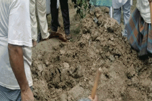 সিলেটে কবর থেকে নবজাতকের মরদেহ উত্তোলন