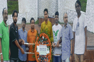 পুস্ফস্তবক অর্পনের মধ্য দিয়ে নাট্য পরিষদের নব নির্বাচিত কমিটির যাত্রা শুরু