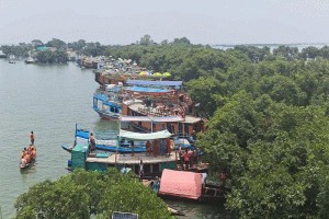 দূষণ ঠেকাতে টাঙ্গুয়ার হাওরে লাল নিশান, নির্দেশনাসংবলিত বিলবোর্ড স্থাপন