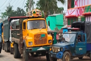 টাকা না দিয়েই বালু বিক্রি, চুনারুঘাটে তিন ট্রাক জব্দ