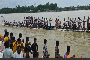 জলে বৈঠার ছন্দ, ডাঙায় মানুষের উচ্ছ্বাস