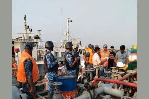 নদীতে ট্যাংকার থেকে ৩৭ হাজার লিটার অবৈধ ডিজেল জব্দ