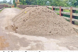লামাকাজিতে ব্রিজের ওপর বালু রেখে অবৈধ ব্যবসা