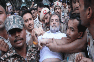 সরকারবিরোধী আন্দোলন থেকে রাহুল-প্রিয়াঙ্কা গান্ধী আটক