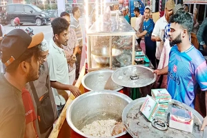 মৌলভীবাজারে ইফতারের টেবিলে ঐতিহ্যের প্রতীক ‘আখনি পোলাও’