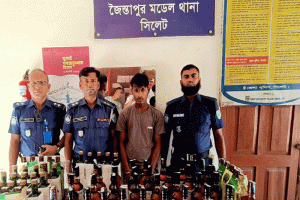 জৈন্তাপুরে বালুর ট্রাক থেকে ১০২ বোতল বিদেশি মদসহ যুবক আটক