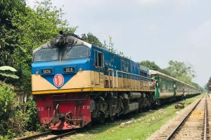 সিলেটে বিশেষ ট্রেনে যাত্রীদের স্বস্তি, স্থায়ী সমাধানের দাবি