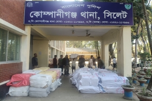 কোম্পানীগঞ্জে বালু ভর্তি ট্রাক থেকে বিপুল পরিমাণ ভারতীয় শাড়ি আটক