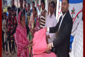 বড়লেখায় শীতার্তদের জন্য কম্বল বিতরণ