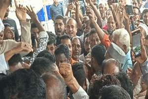 ওসমানী বিমানবন্দরে নেতাকর্মীদের ফুলেল শুভেচ্ছায় সিক্ত হুমায়ুন কবির